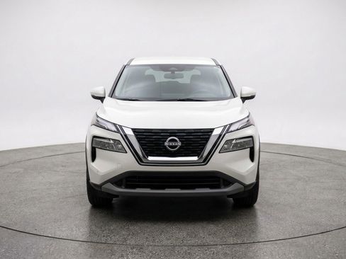 Used 2025 Nissan Rogue SV image 2