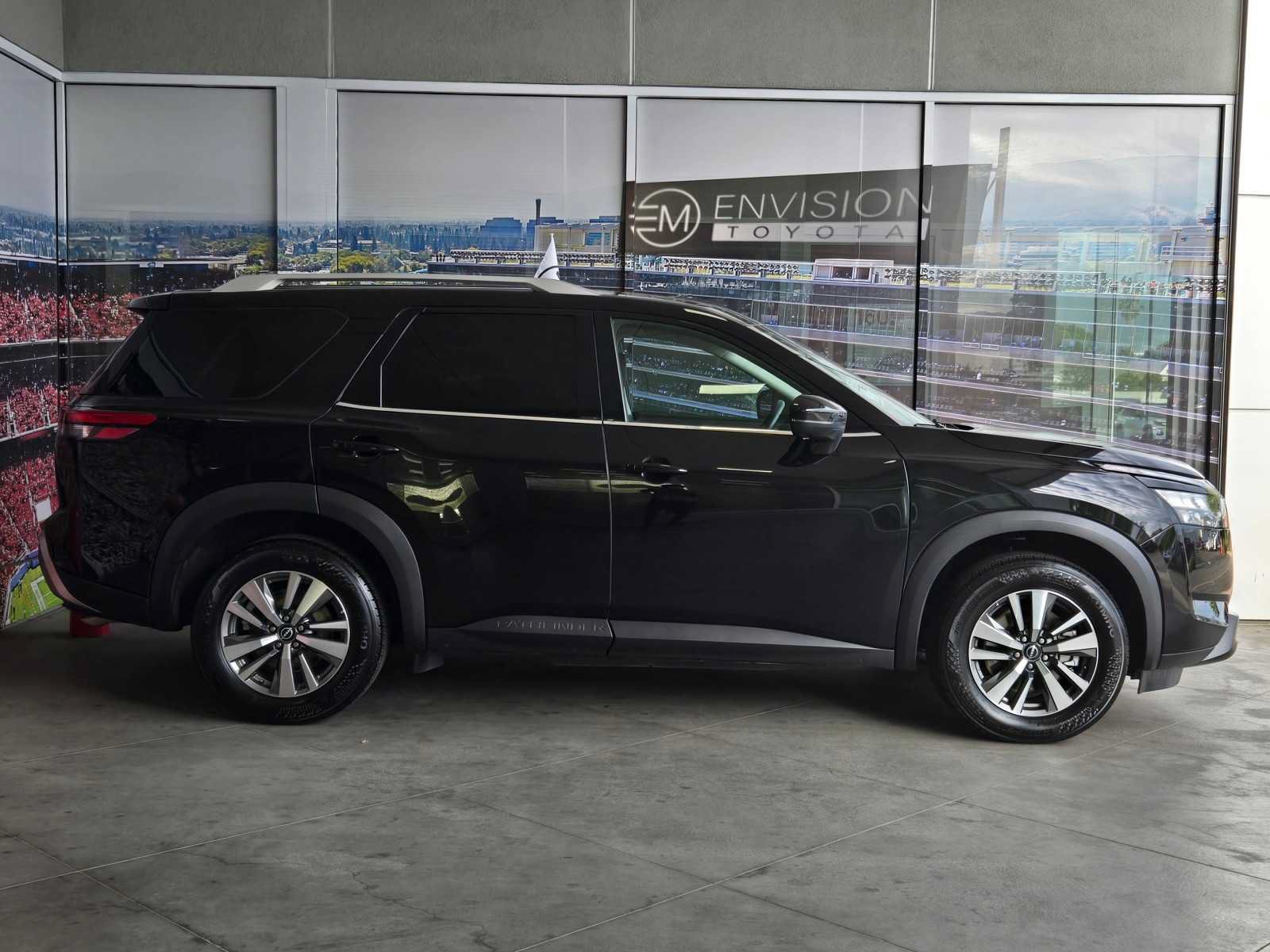 Used 2025 Nissan Pathfinder SL FWD image 4