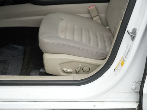 Used 2018 Ford Fusion SE FWD image 17