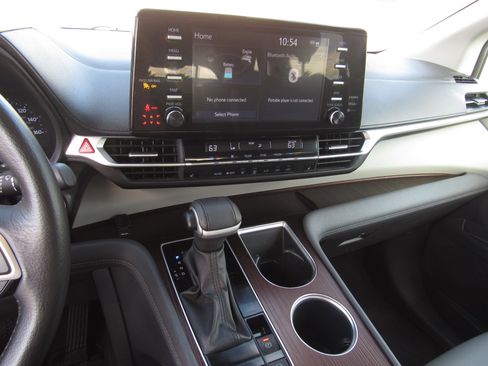 Used 2024 Toyota Sienna XLE image 19