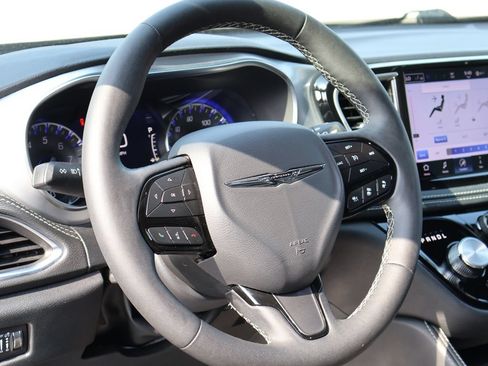 Used 2025 Chrysler Pacifica Limited FWD image 24