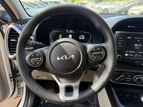 Used 2025 Kia Soul LX w/ LX Technology Package FWD image 25