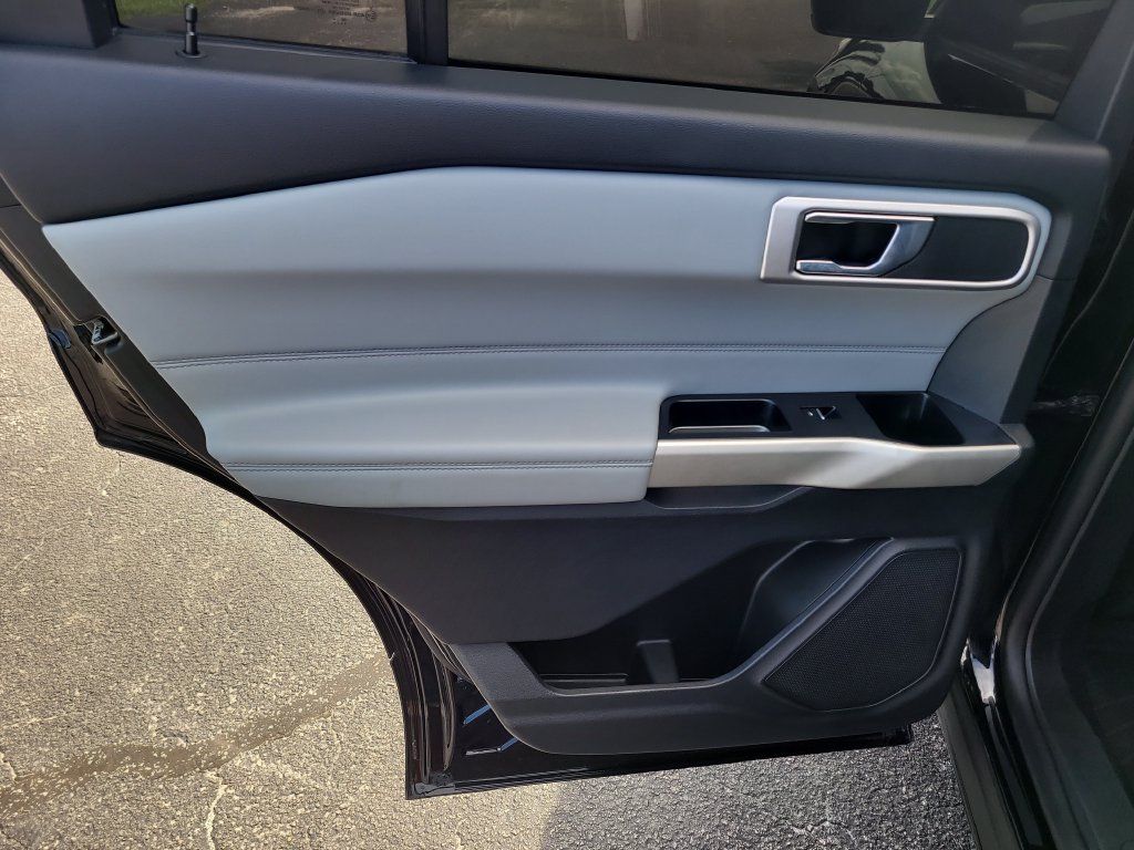 Used 2021 Ford Explorer XLT w/ Equipment Group 202A RWD image 9