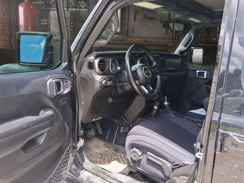 Used 2018 Jeep Wrangler Unlimited Sport S AWD/4WD image 13