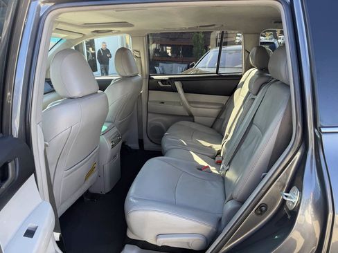 Used 2012 Toyota Highlander SE FWD image 24