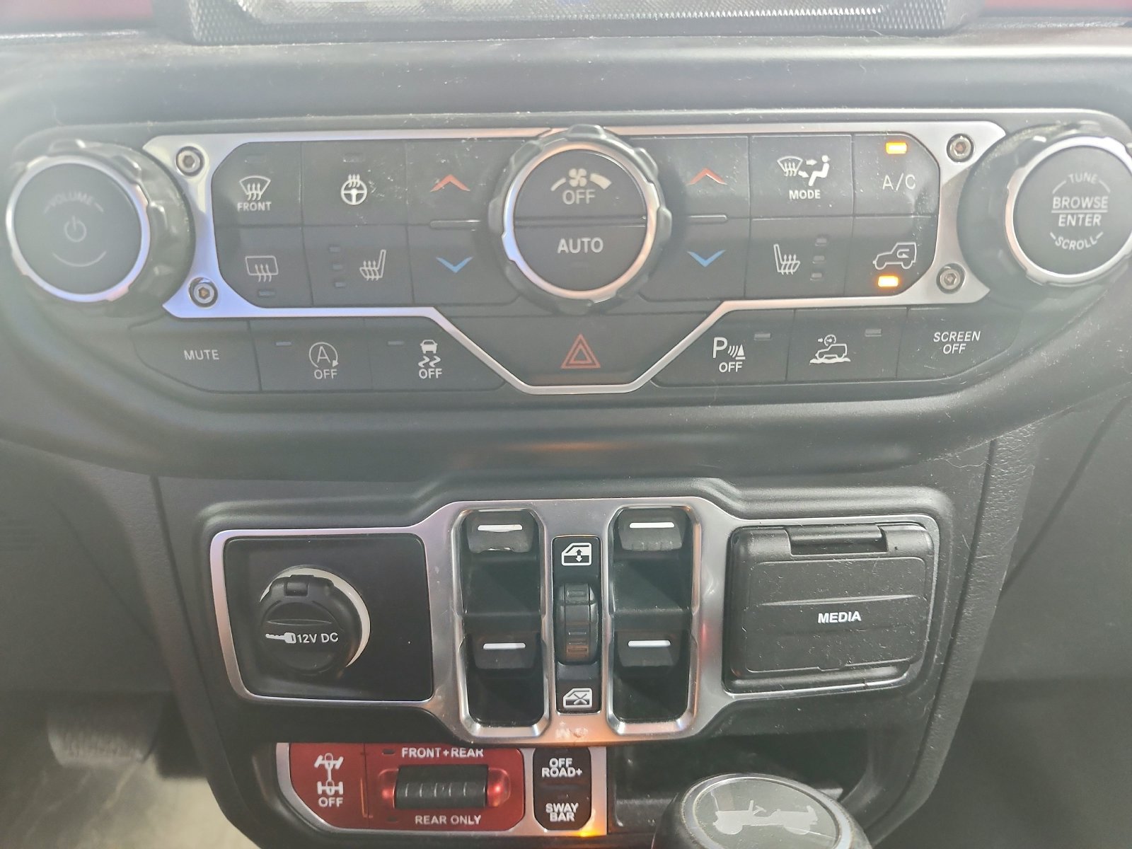 Used 2022 Jeep Wrangler Unlimited Rubicon w/ LED Lighting Group AWD/4WD image 17