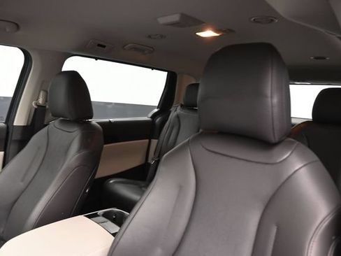 Used 2024 Kia Carnival EX FWD image 27