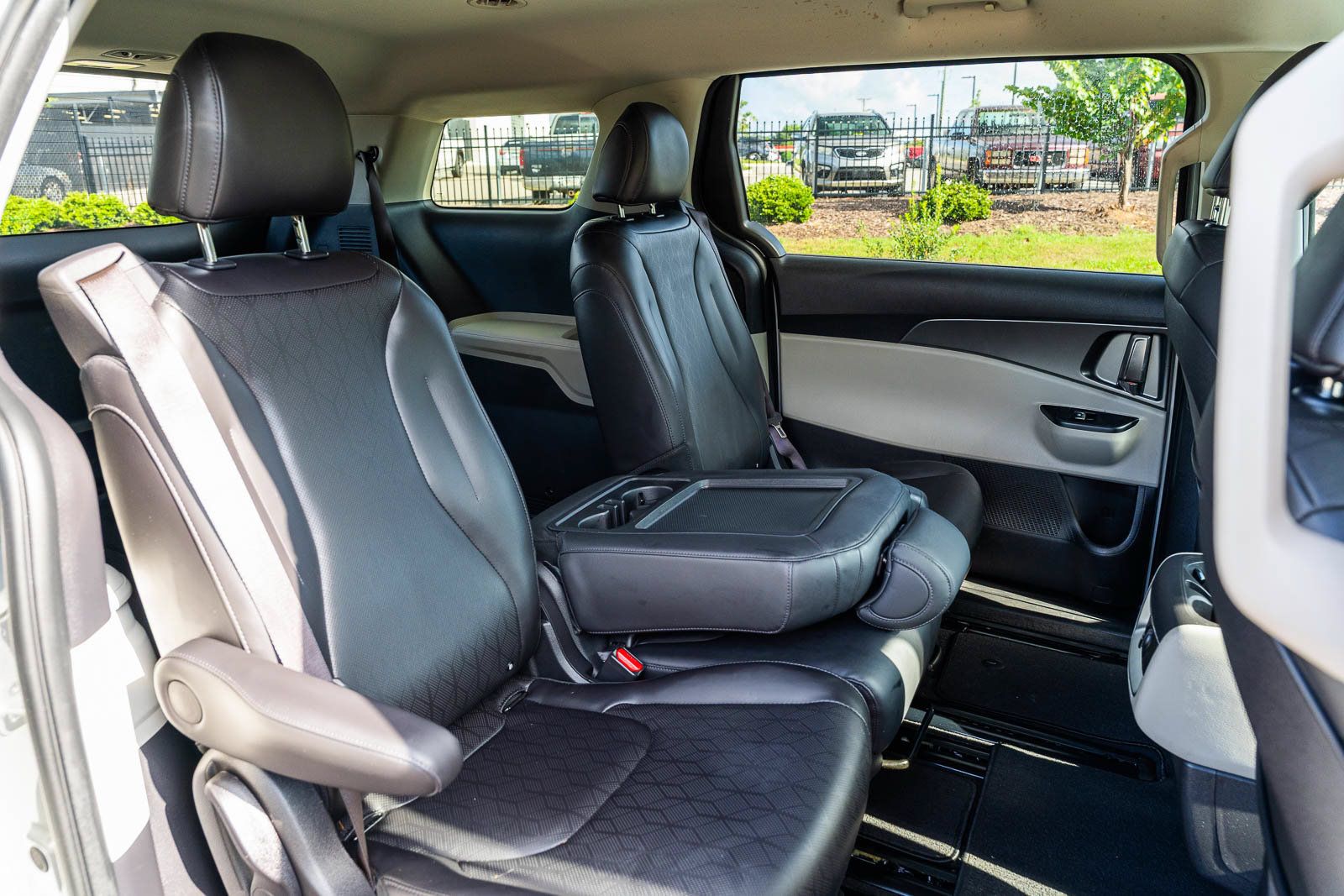 Used 2023 Kia Carnival LX FWD image 13