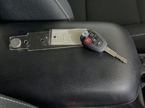 Used 2017 Toyota RAV4 XLE FWD image 32