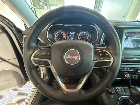 Used 2019 Jeep Cherokee Latitude Plus w/ Comfort/Convenience Group AWD/4WD image 16