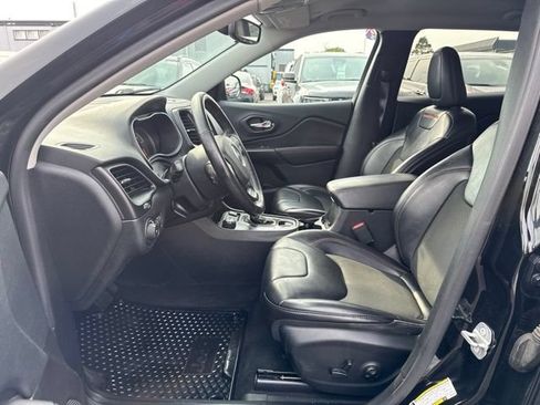 Used 2019 Jeep Cherokee Trailhawk w/ Cold Weather Group AWD/4WD image 10