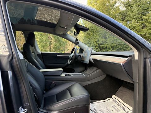 Used 2022 Tesla Model Y Long Range image 16