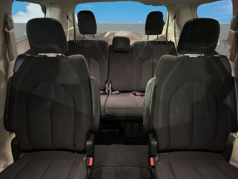 Used 2021 Chrysler Pacifica Touring image 21