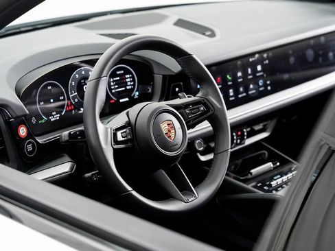 Used 2025 Porsche Cayenne image 9