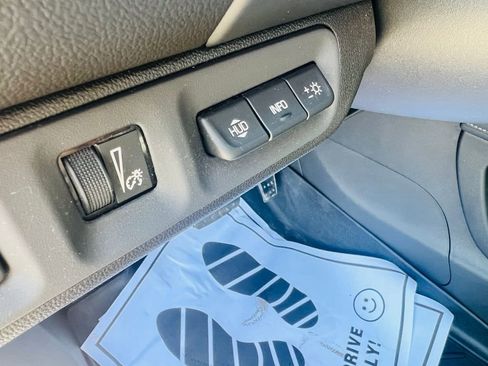 Used 2023 GMC Acadia SLT w/ Elevation Edition image 19