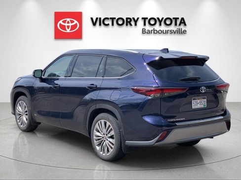 Used 2025 Toyota Highlander Platinum AWD/4WD image 3