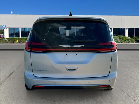 Used 2024 Chrysler Pacifica Touring-L image 6