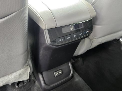 Used 2022 Toyota Highlander L FWD image 13