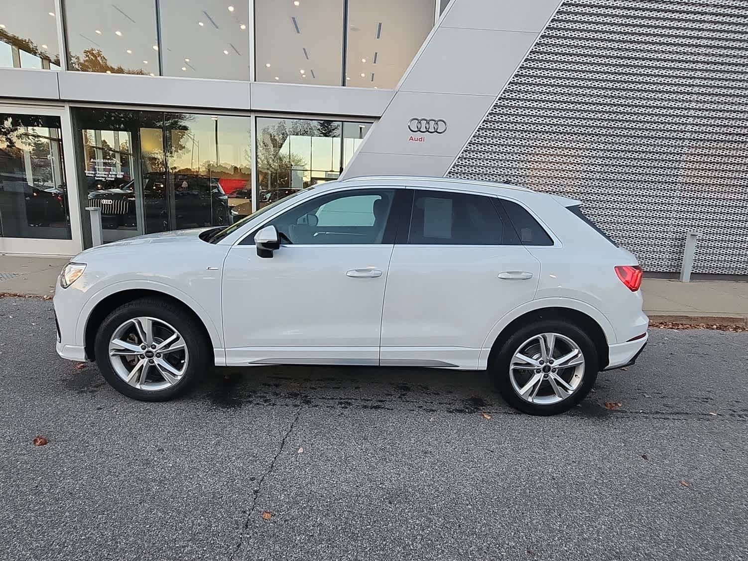 Used 2024 Audi Q3 2.0T Premium w/ Convenience Package AWD/4WD image 2