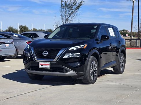 Used 2023 Nissan Rogue SV image 2