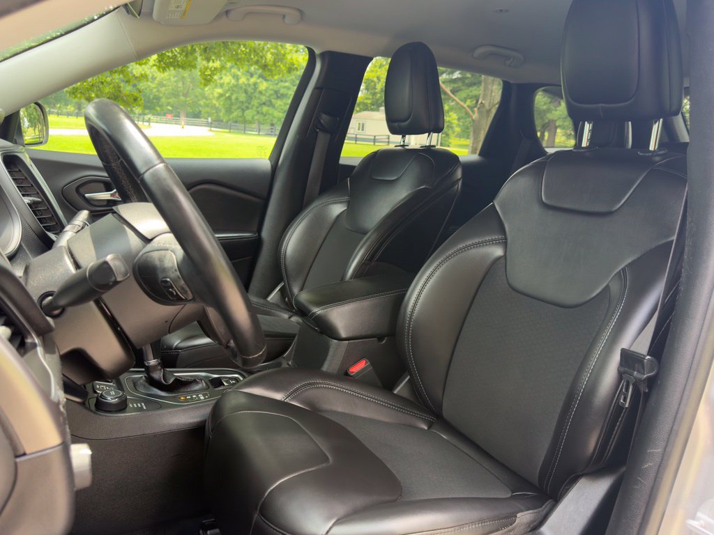 Used 2019 Jeep Cherokee Latitude Plus AWD/4WD image 22