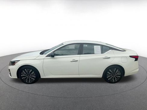 Used 2025 Nissan Altima 2.5 SV FWD image 9
