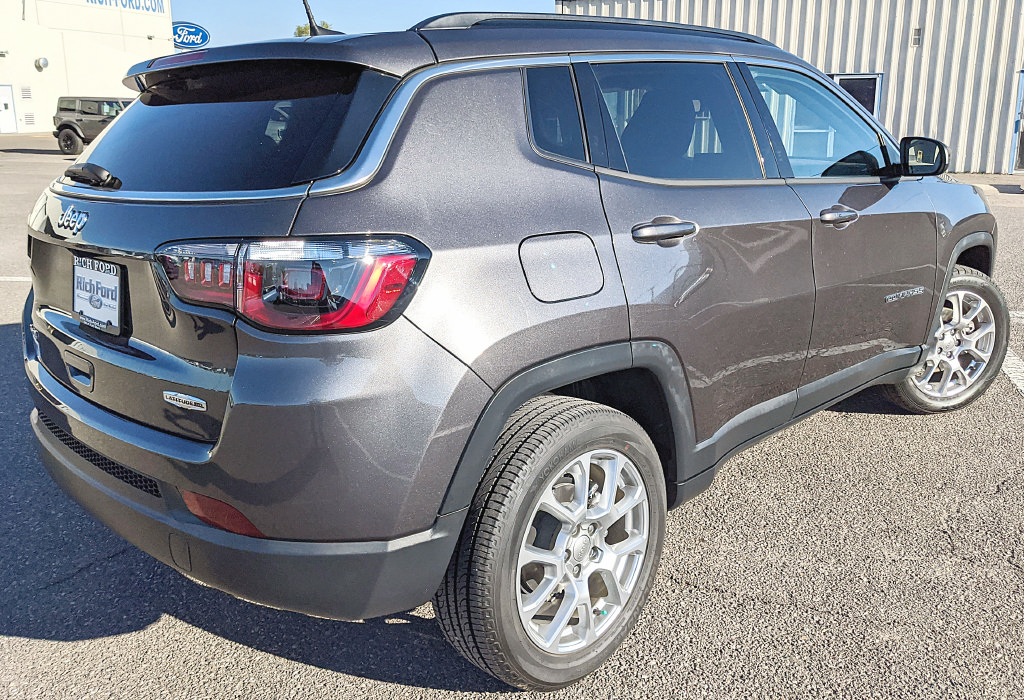 Used 2022 Jeep Compass Latitude AWD/4WD image 3