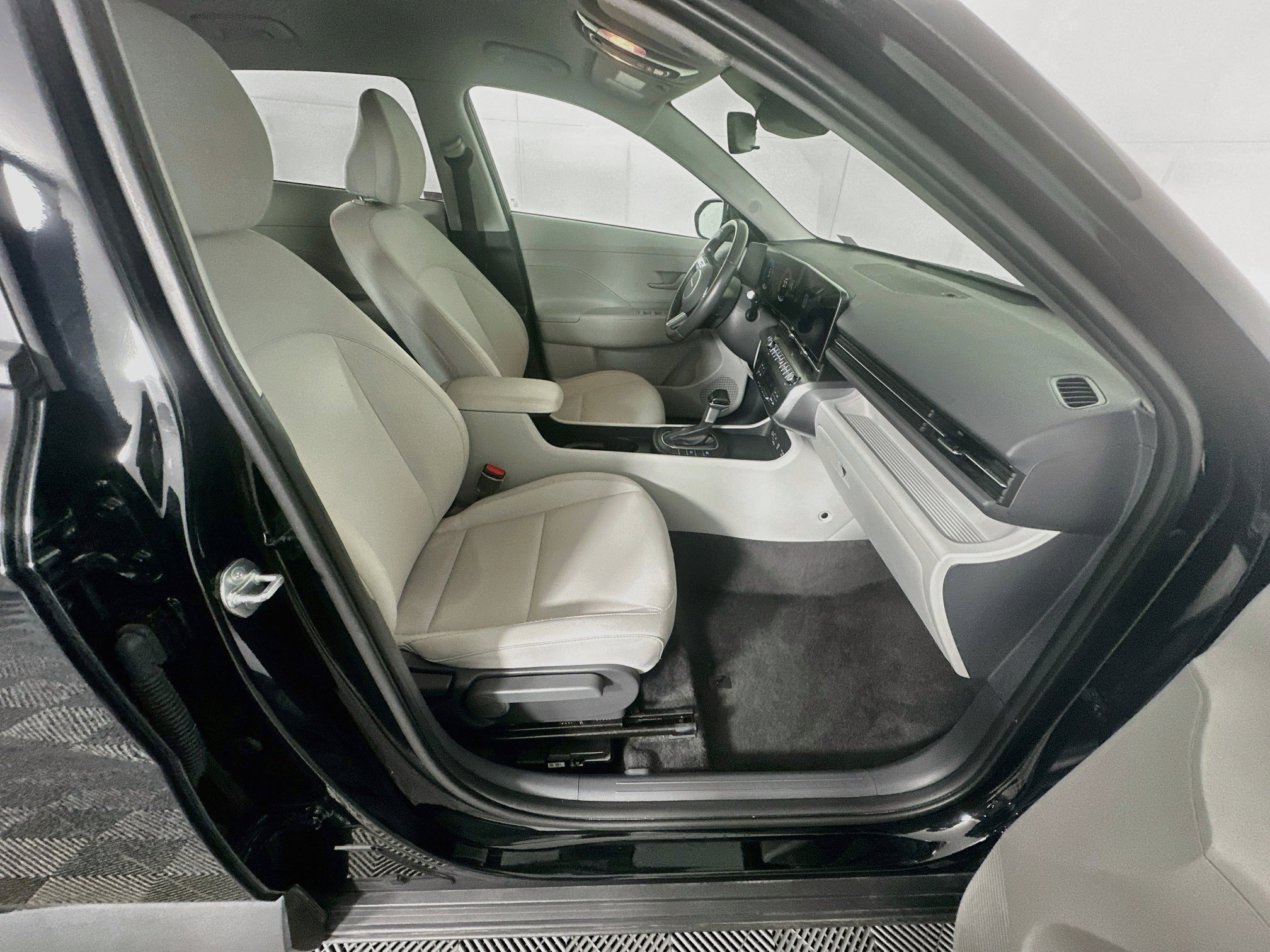 Used 2025 Hyundai Kona SEL FWD image 29