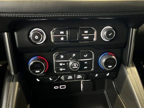 Used 2023 Chevrolet Suburban LT image 36