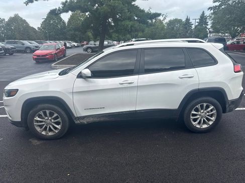 Used 2021 Jeep Cherokee Latitude w/ Mopar Interior Package FWD image 3