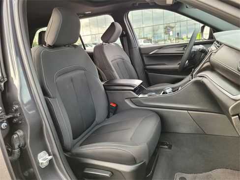 Used 2025 Jeep Grand Cherokee Laredo X image 17