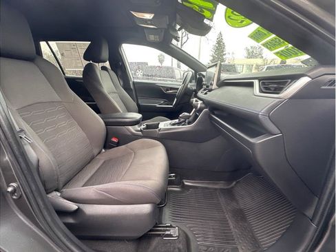 Used 2022 Toyota RAV4 SE image 10