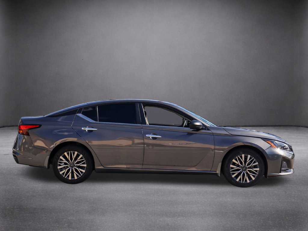 Used 2025 Nissan Altima 2.5 SV FWD image 3