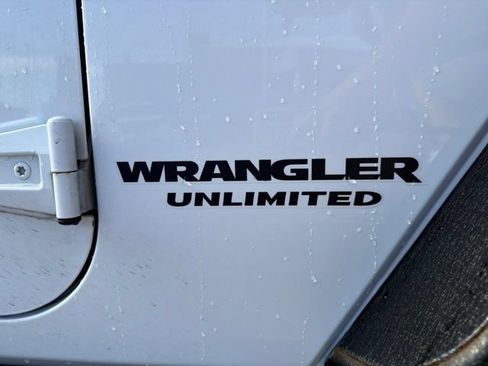 Used 2017 Jeep Wrangler Unlimited Rubicon AWD/4WD image 13