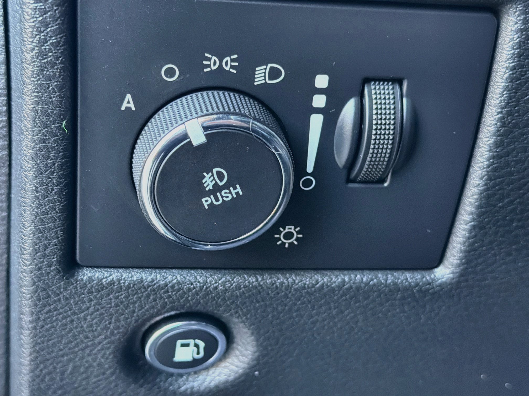 Used 2018 Jeep Grand Cherokee Altitude AWD/4WD image 16