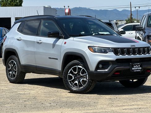 Used 2025 Jeep Compass Trailhawk AWD/4WD image 2