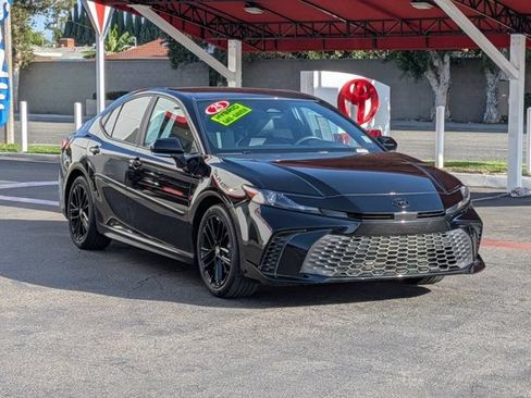 Used 2025 Toyota Camry SE FWD image 3