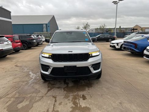 Used 2024 Jeep Grand Cherokee Altitude image 5