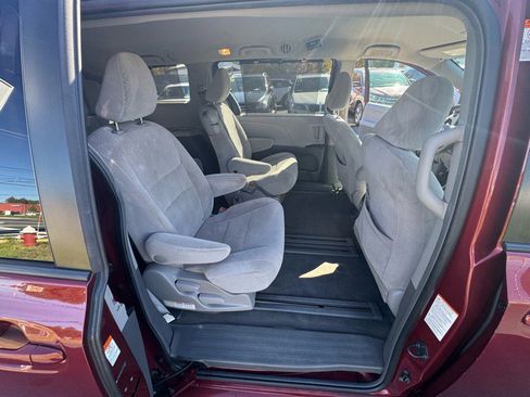 Used 2015 Toyota Sienna LE image 19