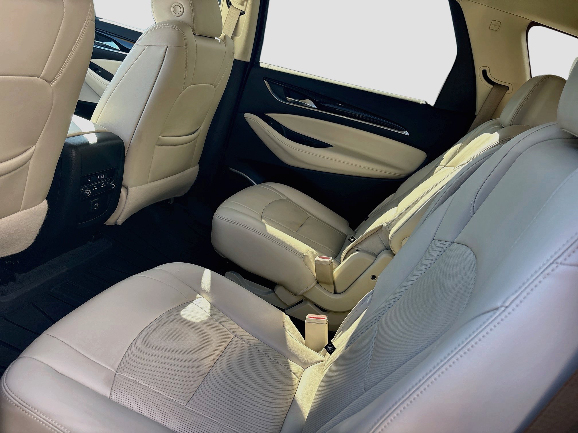 Used 2022 Buick Enclave Essence w/ Experience Buick Package FWD image 9