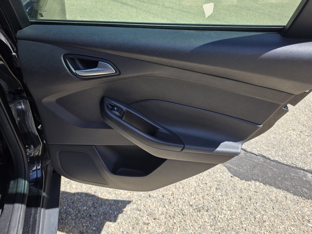 Used 2013 Ford Focus SE FWD image 16