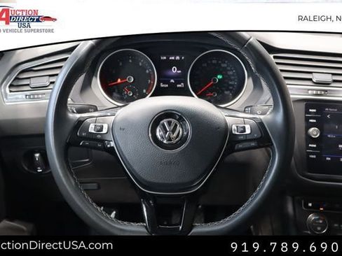 Used 2021 Volkswagen Tiguan SE w/ Panoramic Sunroof Package image 25