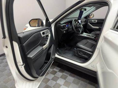 Used 2022 Ford Explorer XLT w/ Equipment Group 202A AWD/4WD image 14