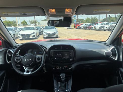 Used 2025 Kia Soul LX w/ LX Technology Package FWD image 31