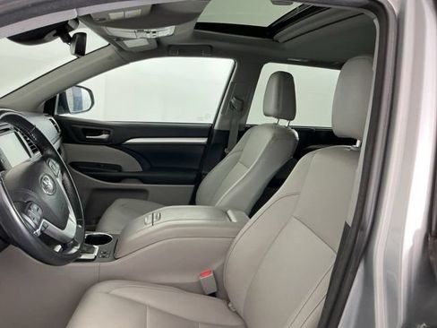 Used 2017 Toyota Highlander XLE AWD/4WD image 14