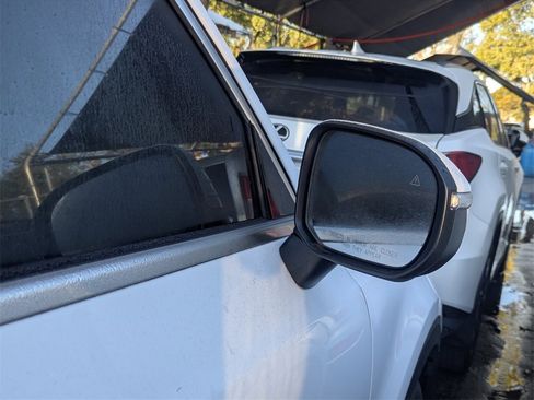 Used 2024 Kia Telluride EX w/ EX Captain's Chair Package image 16