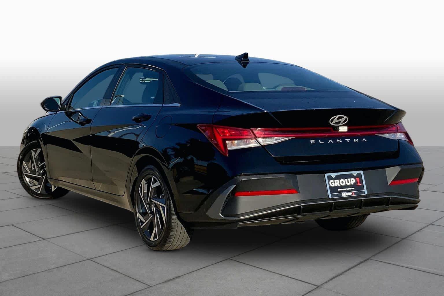 Used 2025 Hyundai Elantra SEL FWD image 11