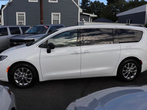 Used 2026 Chrysler Pacifica Limited FWD image 2