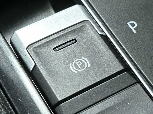 Used 2021 Volkswagen Tiguan SE FWD image 25