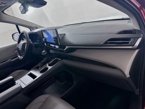 Used 2021 Toyota Sienna Limited image 31